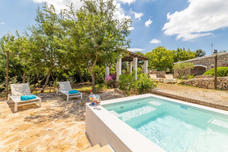 Tia pool trullo