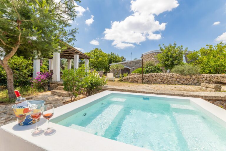 Tia pool trullo