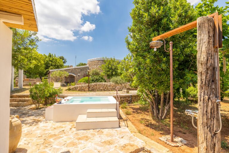 Tia pool trullo