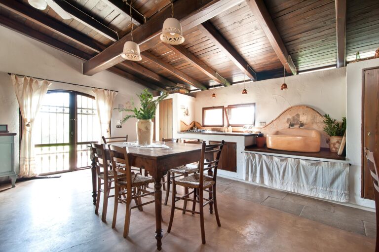 Tia pool trullo