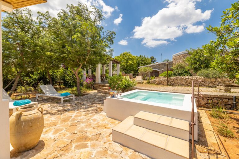 Tia pool trullo