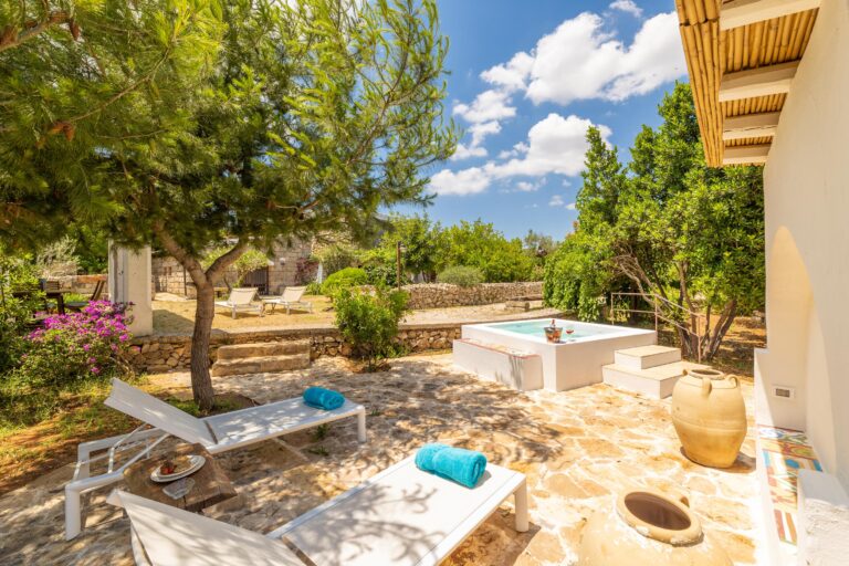 Tia pool trullo