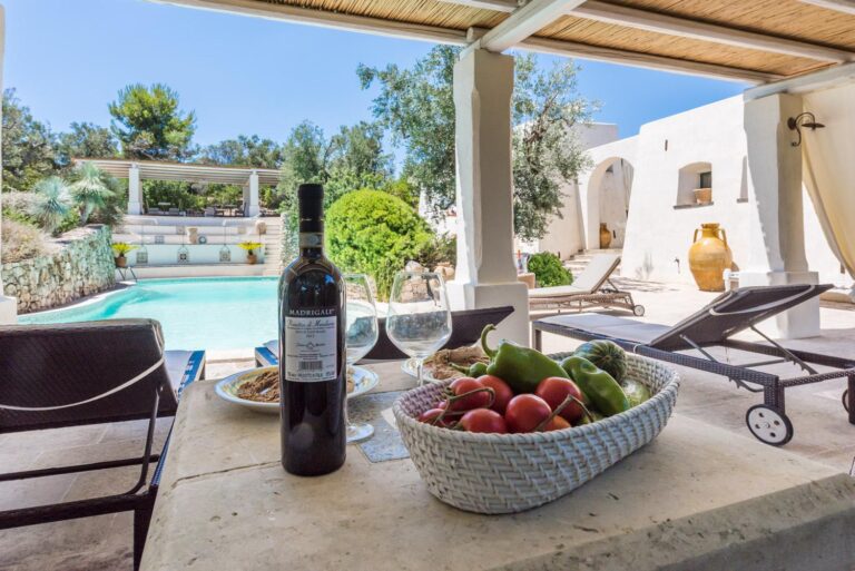 Tia pool trullo