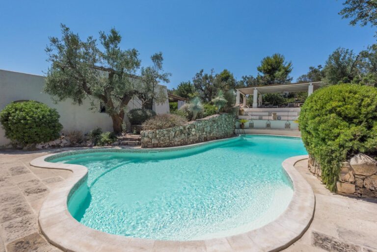 Tia pool trullo