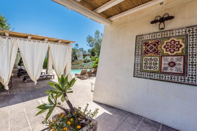 Tia pool trullo